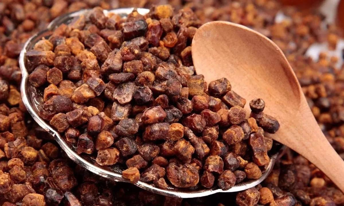 Pan de abeja (perga) – refuerza el sistema inmunitario.